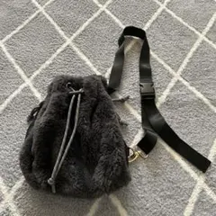 フェイクファー　ボディバッグ　チャコールグレー