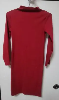 赤いタートルネック長袖セーター