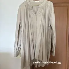 ベージュ プリーツ長袖シャツearth music &ecology