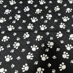 キルティング生地 黒地 白い足跡 ラスト