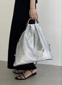 メタリックハンドルトートバッグ　シルバー