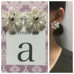 1133☺︎パール調ホワイトのフラワーとシルバーのピアス☺︎