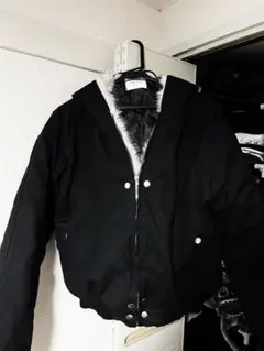 【新品未使用】短丈ダウンジャケット　ジップ付き　ファー付き　黒
