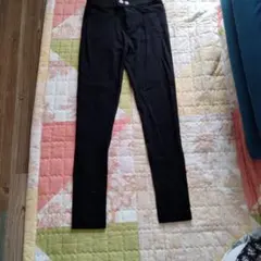 ブラックスキニーパンツ ボタン付き