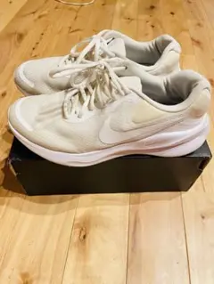 Nike ランニングシューズ 学生　通学　ホワイト