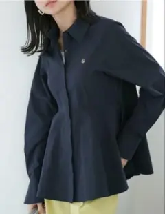 vis　ブラウス　ネイビー　ロゴモチーフ付きペプラムシャツ　ビス