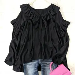 美品　スピックアンドスパン フリルVネックブラウス ブラック 2023年モデル