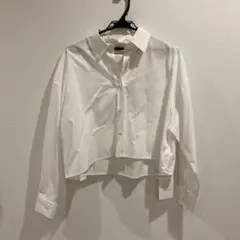 新品でタグ付きのホワイトシャツ