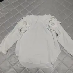 フリル付きホワイト長袖シャツ