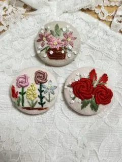 くるみボタン刺繍ブローチ いちごブローチ handmade No.21 刺繡ブローチ 春 仲良しいちご 小花つき くるみボタン - メルカリ