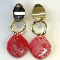 5998 メタルプレートとフーブ、オーロラキラキラレッドチャームのピアス