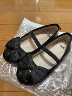黒リボン付きエナメルバレエシューズ17cm(H&M/27)