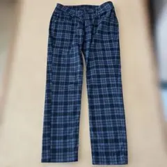 カジュアルパンツ 黒と青のチェック柄 バックショットがポイント