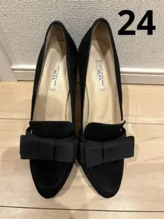 セブントゥエルブサーティ リボン付きブラックスエードハイヒール