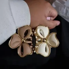 花型ベージュヘアクリップ 2個セッ