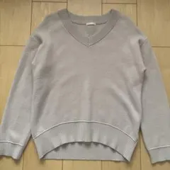 GU ライトグレー Vネック 長袖ニット