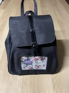 黒い刺繍フラップリュック