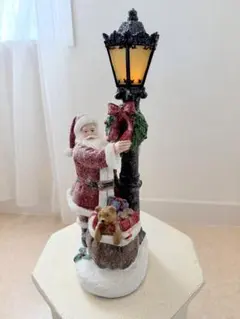 サンタクロースと街灯のクリスマス飾り