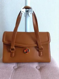 Ungaro キャメル レザー ハンドバッグ ロゴチャーム付き