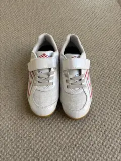 Umbro フットサルシューズ ホワイト/レッド