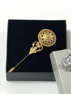 BASILE　金色　ピンブローチ
