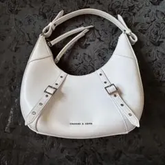 チャールズ＆キース グロメット クレセントホーボーバッグ ライラック