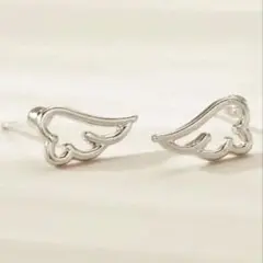 翼デザインシルバーピアス　可愛い　お洒落　個性的　カジュアル　新品　シンプル