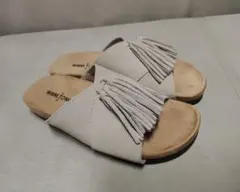 【美品】MINNETONKA フリンジスエードサンダル ベージュ　23のサムネイル