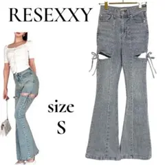 美品✨リゼクシー　RESEXXY カットアウトリボンデニムパンツのサムネイル