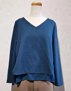 青緑色　Vネック 長袖カットソー