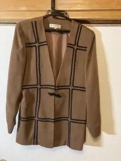 ノーカラーチェックジャケット。チャイナ風フック。ブラウン