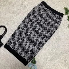美品　マイケルマイケルコース　ロングニットスカート　タイトル　黒白　総ロゴ　Sのサムネイル