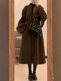 2025冬コーデ ファー袖付きノーカラーロングコート シンプル 高級感 上品