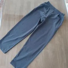 ユニクロ　ウルトラストレッチアクティブエアリーテーパードパンツ