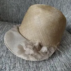 ゴールド ベージュ　フェドラハット 風　フラワー装飾　キャップ