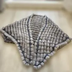 グレー系ファーショール ポンポン付き 中古品なので、返品お断りします。