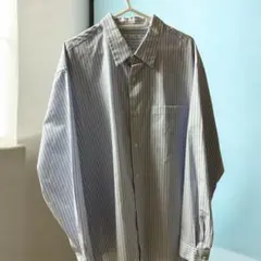 青と白のストライプ長袖シャツ