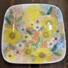 作家　陶芸作家　野村晃子　うさぎと花　飾り皿　花瓶　一輪挿し　ゆずりは工房好き 作家 陶芸作家 野村晃子 うさぎ型花柄皿 ゆずりは工房好き うさぎ好き 中