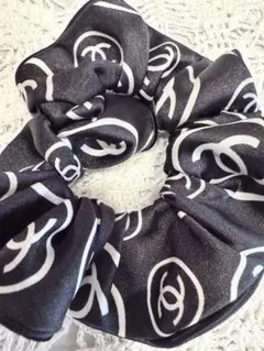 CHANEL ロゴ入りシュシュ ブラック