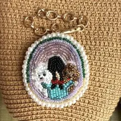 SALE ビーズ刺繍ブローチ 犬　犬を抱く女の子後ろ　ハンドメイドブローチ