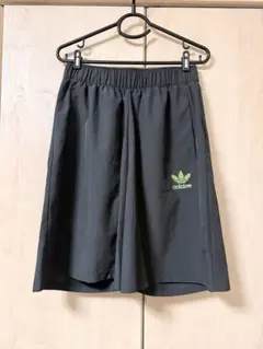adidas ブラック ショートパンツ