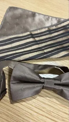 ブラウンサテン蝶ネクタイとポケットチーフセット