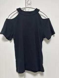 オフショルダー 黒 Tシャツ