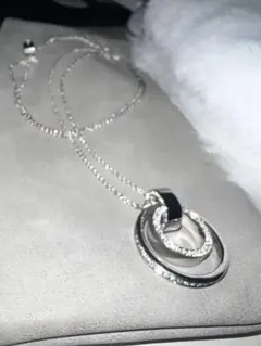 SWAROVSKIシルバー 重なり合ったリング ネックレス