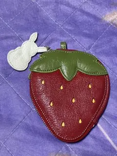 IBIZA フルータス ヤギ皮 イチゴ型のマルチケース、ウサギのチャーム付