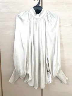 TIARA シャーリングドレープブラウスのサムネイル