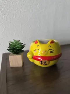 まねきねこ容器とフェイクグリーン