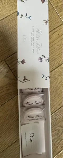 Dior Miss Dior ローズ バスボム 入浴剤のサムネイル