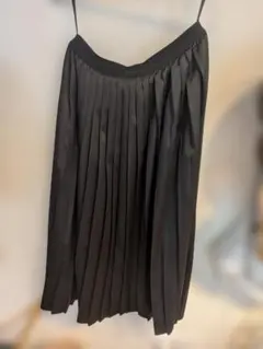 ユニクロ　ブラック プリーツロングスカート