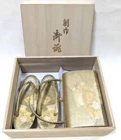 扇の形に花柄が描かれた上品な光沢のある生地が特徴デザイン草履とバッグセット